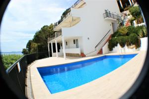 The swimming pool at or close to Impresionantes vistas del mar en Roses, Canyelles AV-37