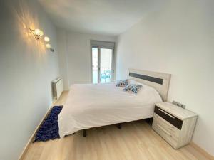 Posteľ alebo postele v izbe v ubytovaní Atico-duplex moderno en en el centro de Roses AV-65