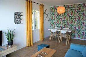 Posezení v ubytování Apartamento con vistas al mar y al puerto de Roses AV-07