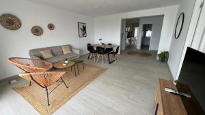 TV a/nebo společenská místnost v ubytování Apartamento frente al mar centro Roses AV 59