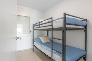 Postel nebo postele na pokoji v ubytování Apartamento frente al mar centro Roses AV 59