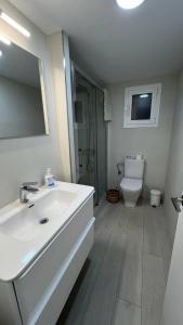 Koupelna v ubytování Apartamento frente al mar centro Roses AV 59 + 33 fotografií
