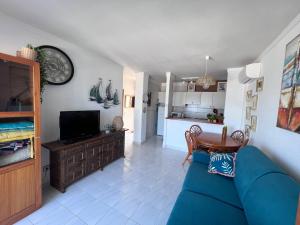 TV a/nebo společenská místnost v ubytování Bonito apartamento con vistas al mar y piscina AV-47