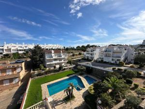 un appartement avec piscine et quelques bâtiments dans l'établissement Apartamento vista piscina AV-28, à Roses
