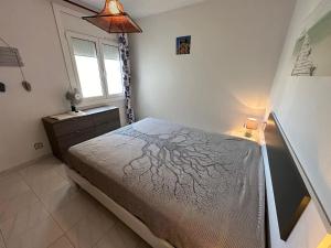 une chambre avec un lit et une fenêtre dans l'établissement Apartamento vista piscina AV-28, à Roses 19 autres photos