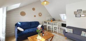 salon z niebieską kanapą i stołem w obiekcie Appartement Ty Cosy w mieście Quiberon