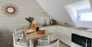 mała kuchnia ze stołem i zlewem w obiekcie Appartement Ty Cosy w mieście Quiberon