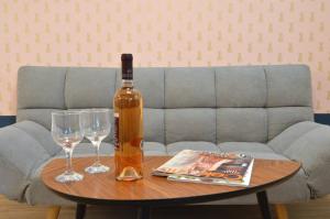 butelkę wina i dwa kieliszki na stole w obiekcie Petralona, a sweet and cozy apartment w Atenach