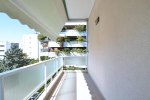 Uma varanda ou terraço em A spacious minimal apatment at Chalandri