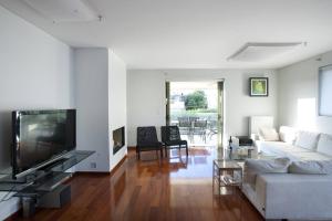 Televízia a/alebo spoločenská miestnosť v ubytovaní Voula, A modern, minimal and stylish, apartment