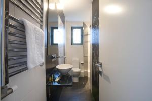 Kúpeľňa v ubytovaní Voula, A modern, minimal and stylish, apartment + 5 fotografií