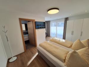 TV a/nebo společenská místnost v ubytování chalet10