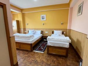 Postel nebo postele na pokoji v ubytování Alpine Guest House + 10 fotografií