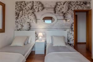 Katil atau katil-katil dalam bilik di Villa Atlantica - Cliffside Retreat +30 gambar