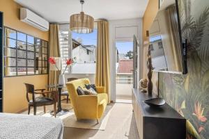 Una televisión o centro de entretenimiento en Bohème Tropical Chic Immeuble Le Botanik