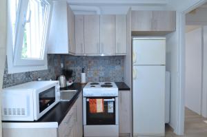 A kitchen or kitchenette at A heart apartment at Skouze Hill, Dirrachiou
