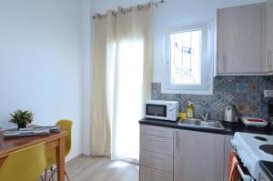 A kitchen or kitchenette at A heart apartment at Skouze Hill, Dirrachiou Még 2 kép