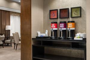 Comodidades para preparar café e chá em Hampton Inn & Suites Orlando/Downtown South - Medical Center