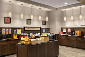 Comodidades para preparar café e chá em Hampton Inn & Suites Orlando/Downtown South - Medical Center
