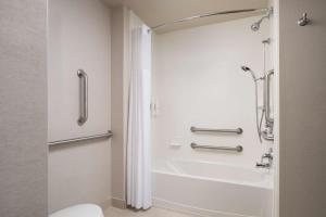 Um banheiro em Hampton Inn & Suites Orlando/Downtown South - Medical Center