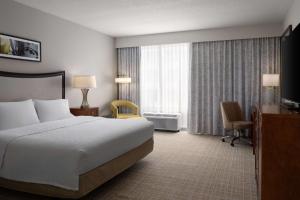 Cama ou camas em um quarto em Hampton Inn & Suites Orlando/Downtown South - Medical Center