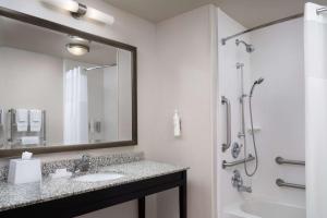 Um banheiro em Hampton Inn & Suites Orlando/Downtown South - Medical Center