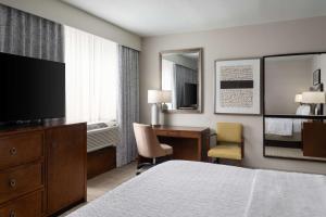 Cama ou camas em um quarto em Hampton Inn & Suites Orlando/Downtown South - Medical Center