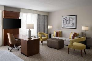 Uma TV ou centro de entretenimento em Hampton Inn & Suites Orlando/Downtown South - Medical Center