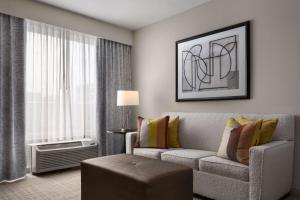 Uma área de estar em Hampton Inn & Suites Orlando/Downtown South - Medical Center