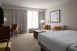 Cama ou camas em um quarto em Hampton Inn & Suites Orlando/Downtown South - Medical Center