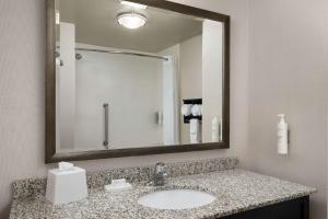 Um banheiro em Hampton Inn & Suites Orlando/Downtown South - Medical Center