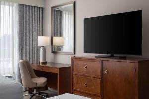 Uma TV ou centro de entretenimento em Hampton Inn & Suites Orlando/Downtown South - Medical Center
