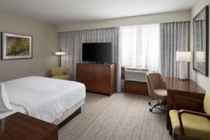 Uma TV ou centro de entretenimento em Hampton Inn & Suites Orlando/Downtown South - Medical Center