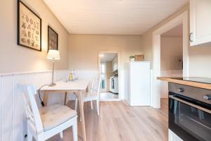 Η κουζίνα ή μικρή κουζίνα στο Landhaus am Meer - Whg 1 Norderaue