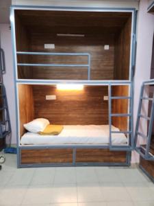 Litera con un libro en una habitación en Over True Dorms, en Navi Mumbai 6 fotos más