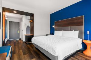 Tru By Hilton Rogers Bentonville客房内的一张或多张床位