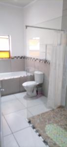 Ένα μπάνιο στο Neo & Ruks Guest House goodwood 4 +24 φωτογραφίες