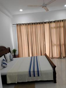 Voodi või voodid majutusasutuse Pinnawala Elephant Front View Hotel toas