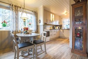 una cucina con un tavolo e sedie in una stanza di Cozy apartment in the city center a Leknes