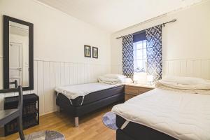 una camera da letto con due letti e una finestra di Cozy apartment in the city center a Leknes