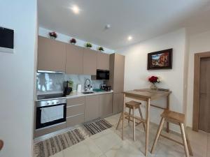 een keuken met een tafel en een fornuis bovenste oven bij luxuary 1 bed at Nova in Accra