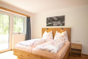 Postel nebo postele na pokoji v ubytování Ferienwohnung zur Kundler Klamm by FeWo-Plan WILD011