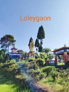 una señal para una estación de tren en un parque en Tamang Valley Homestay, en Kalimpong