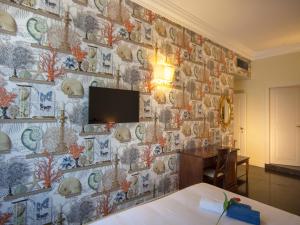 ラグーザにあるIl Duomo Relaisの石壁の部屋(テレビ付)