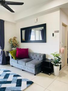 Una sala de estar con un sofá y un espejo. en EM Suite Home 2Bedroom, en Kota Bharu