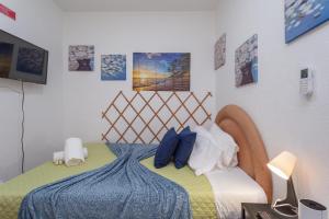 a bedroom with a bed with a blue blanket at BeGuest Caparica Cozy Apartment in Costa da Caparica