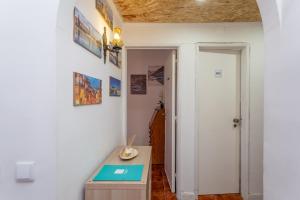 Habitación pequeña con mesa y pasillo. en BeGuest Caparica Beach & Surf, en Costa da Caparica 20 fotos más