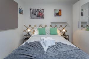 Ένα ή περισσότερα κρεβάτια σε δωμάτιο στο BeGuest Atlantic Apartment