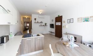 een keuken en een woonkamer met een tafel en een aanrecht bij Modern & Central 2 bedroom & 2 bathrooms apartment in Msida