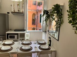 un tavolo con piatti e bicchieri in cucina di Maria House Saint Peter a Roma